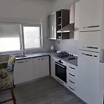 شقة Neda